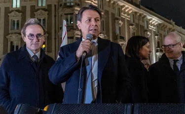 Tra i guru del campo largo è rissa sulle primarie