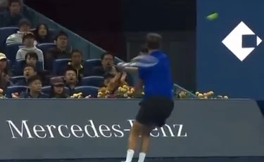Daniil Medvedev perde la testa contro Djokovic: pallinata-choc a uno spettatore