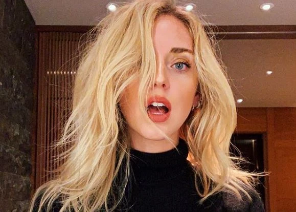 Chiara Ferragni, un passeggero la fotografa mentre dorme e si chiude in bagno: poi, rissa in aereo