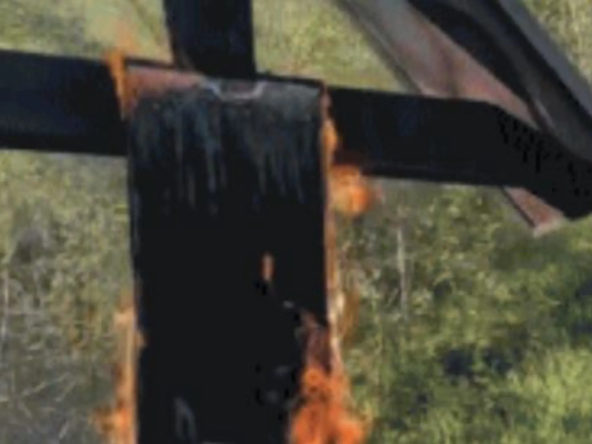 Rabbia e mobilitazione per ricostruire il crocifisso bruciato