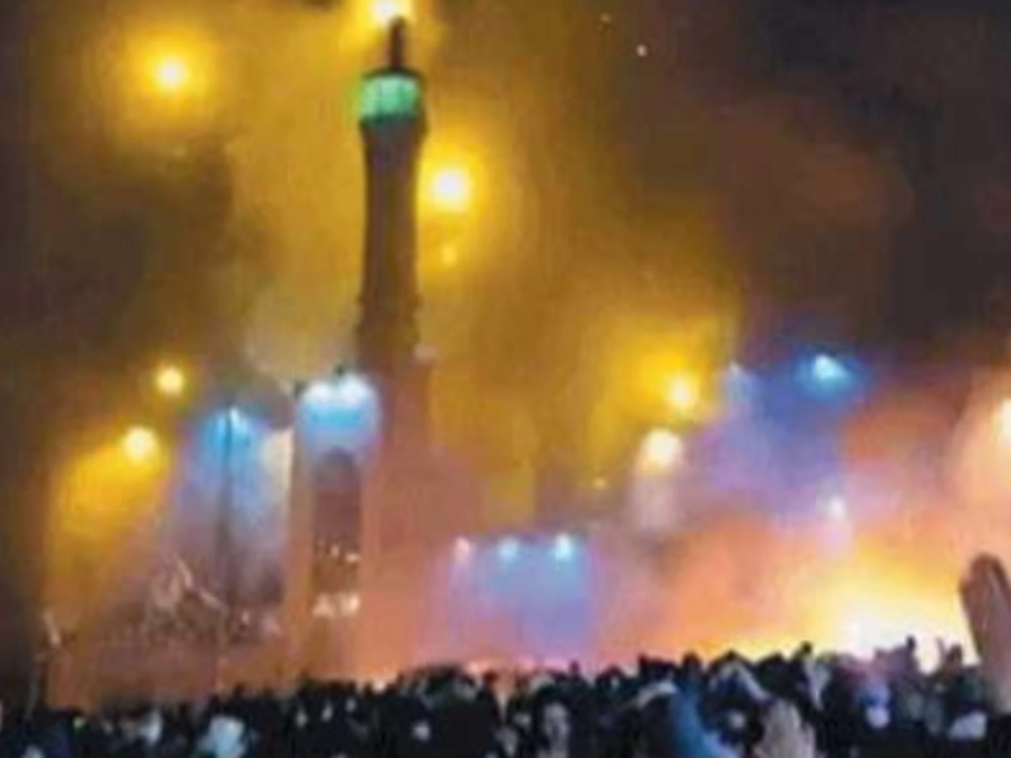 Iran, moschee a fuoco e spari sulla folla: la rivolta deflagra