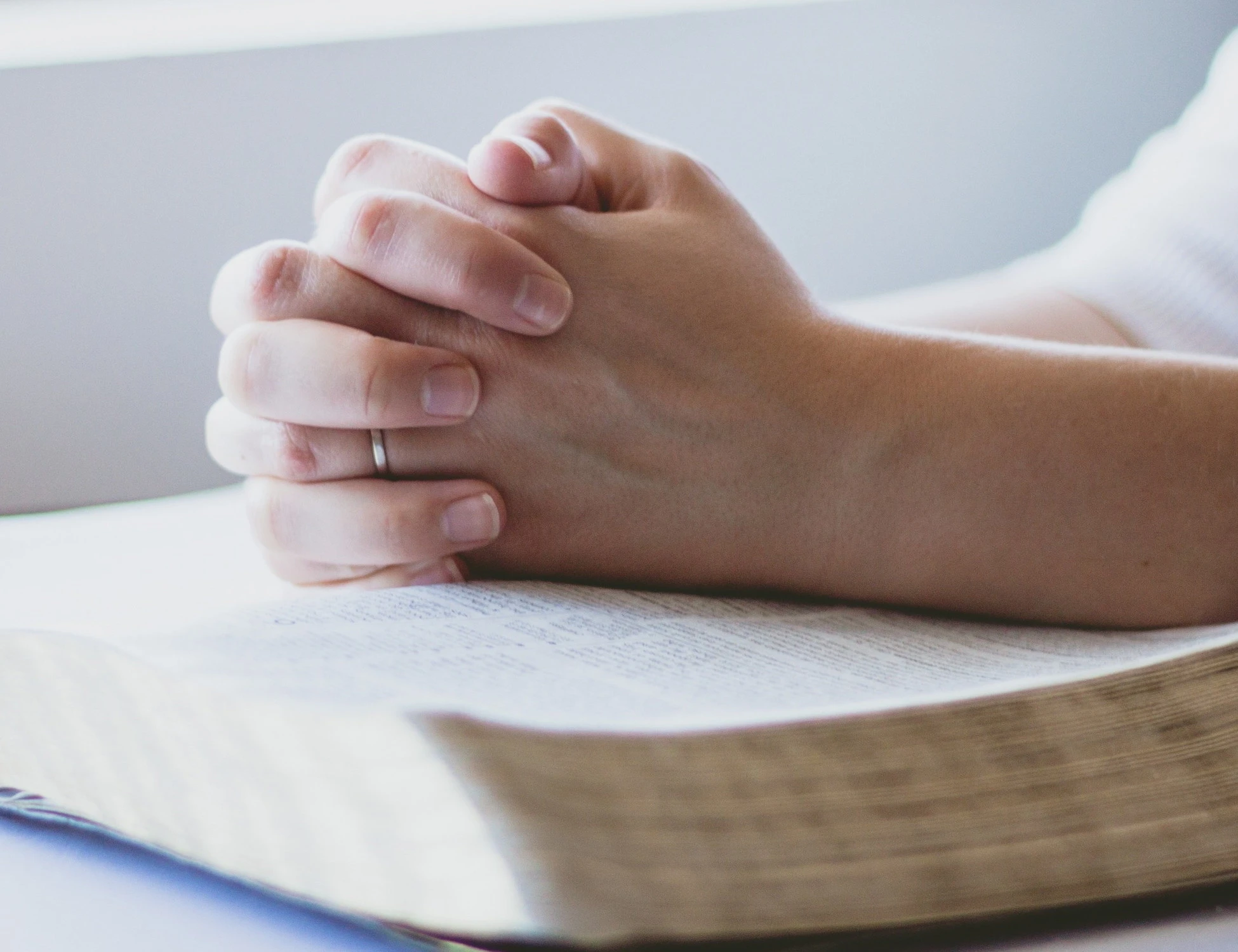 L'abuso simbolico della fede piegata a usi strumentali