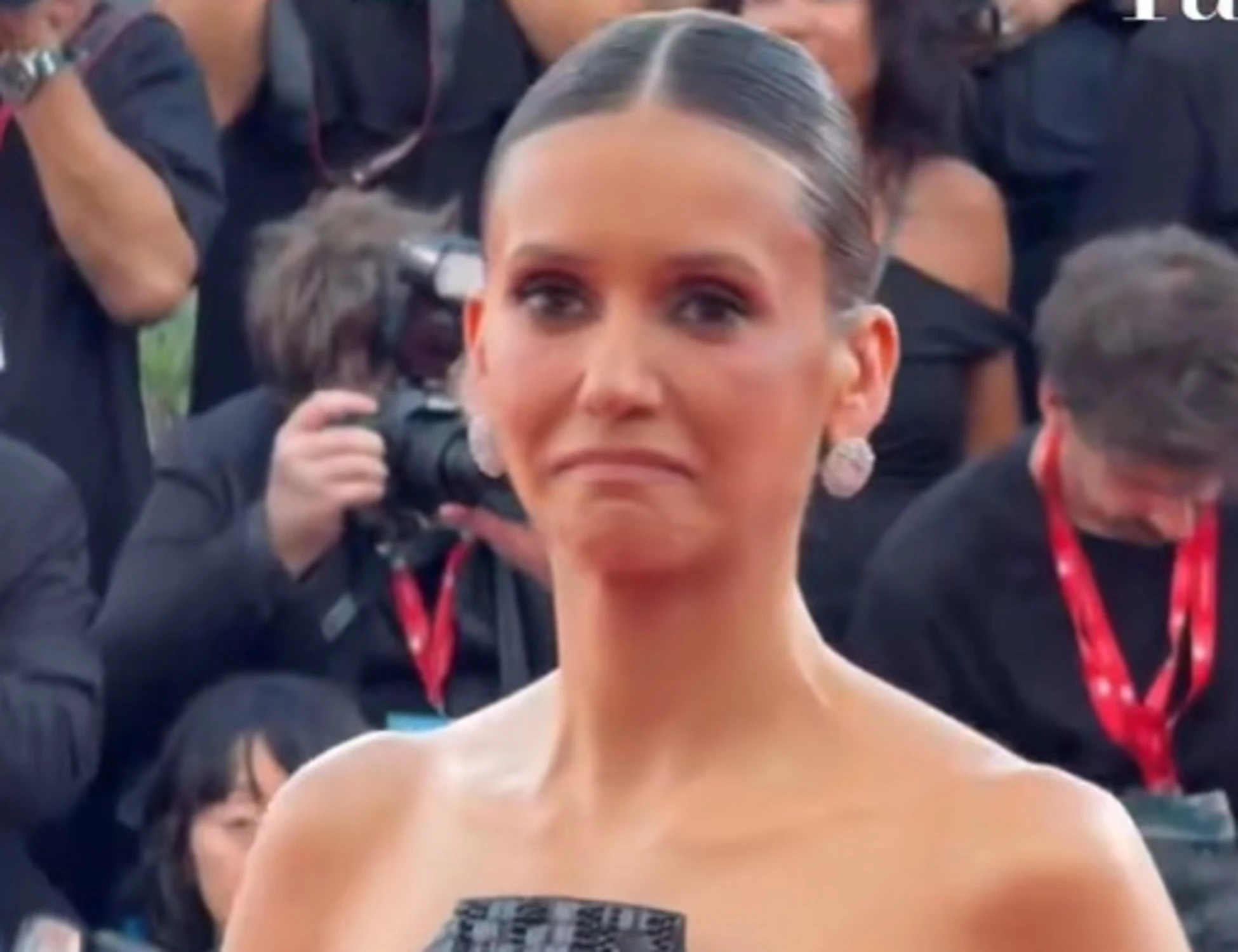 Nina Dobrev improvvisamente allontanata dal red carpet a Venezia. Cosa è successo