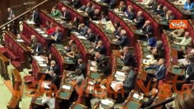 Bagarre in Aula alla Camera durante intervento di Bignami (FdI), Ricciardi (M5S) si alza in piedi