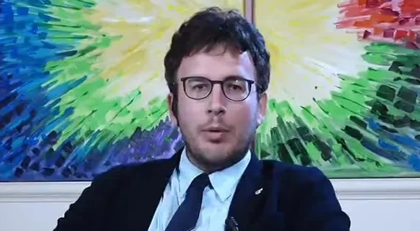 Diego Fusaro, affondo contro Papa Francesco: "La sconfitta della Chiesa, a cosa si sta piegando"