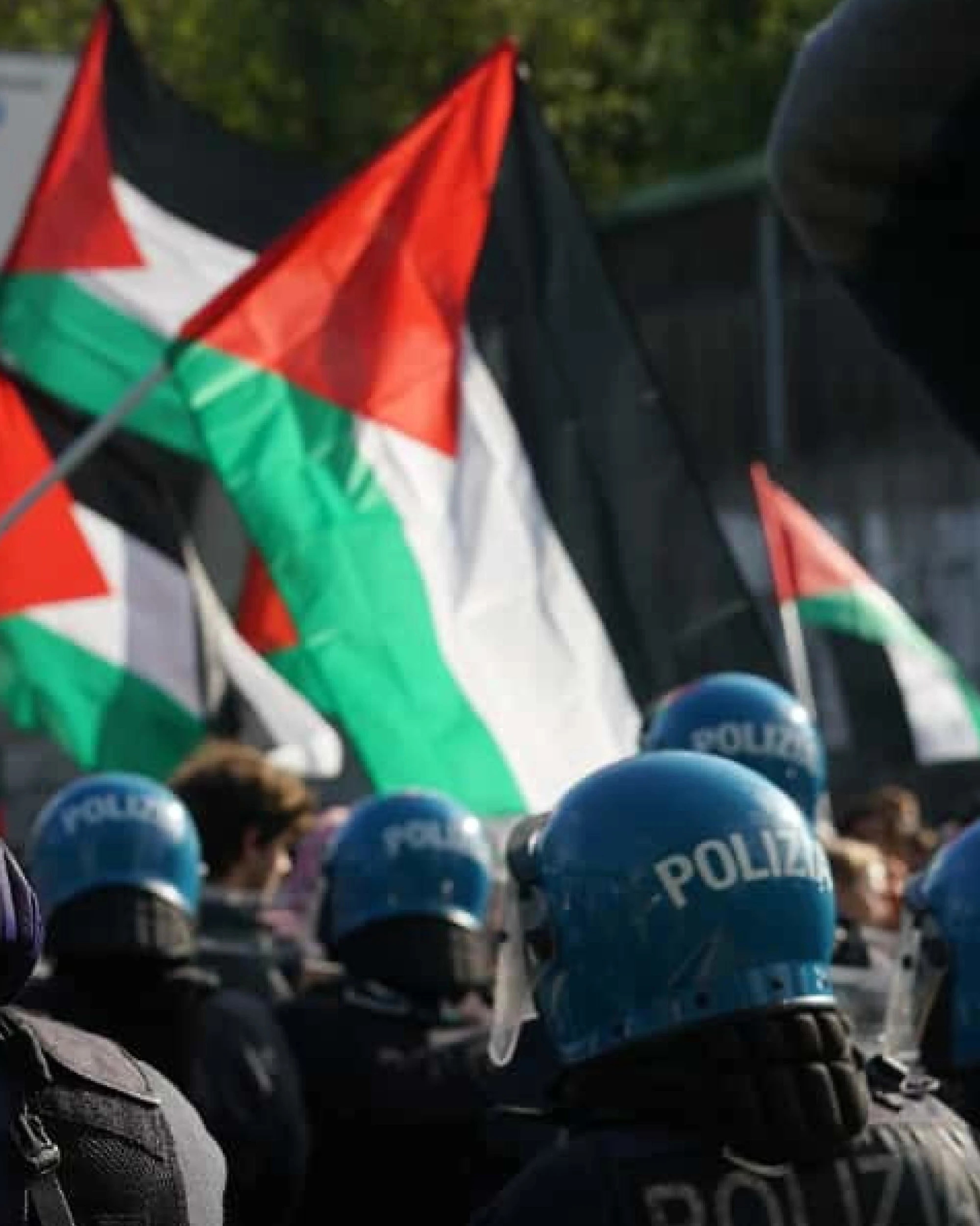 Torino, vergogna pro-Pal il 7 Ottobre: "Resistenza! Nessuno ci può fermare"
