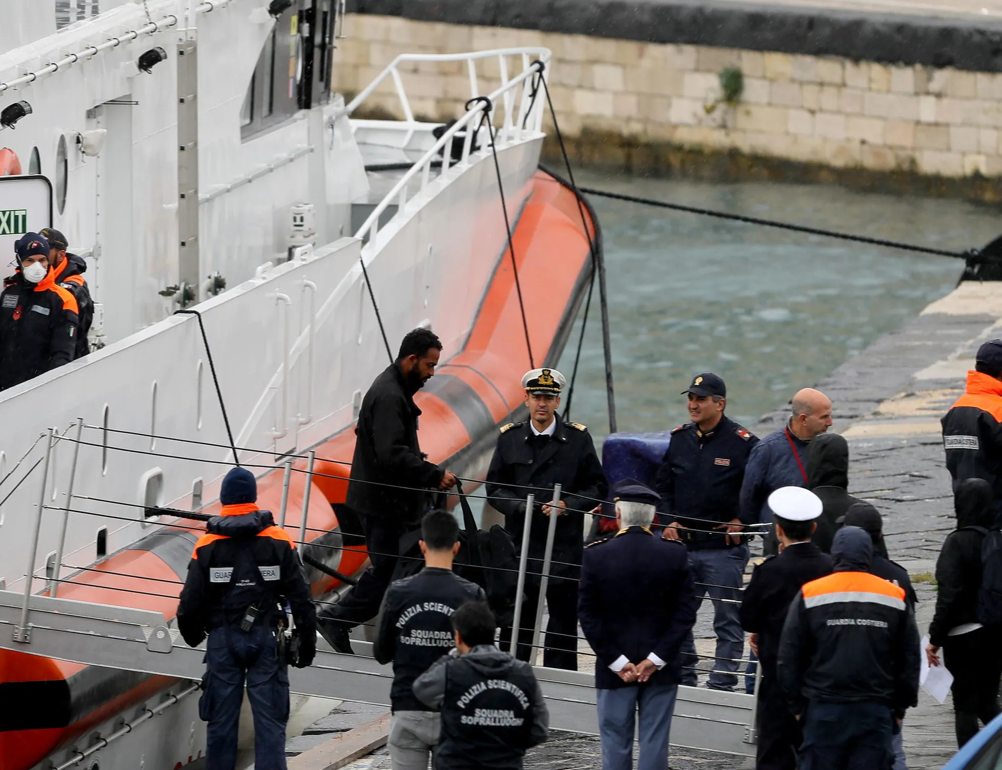 Leggi l'articolo: Migranti, 300 false assunzioni: altra maxi-truffa al "click day"