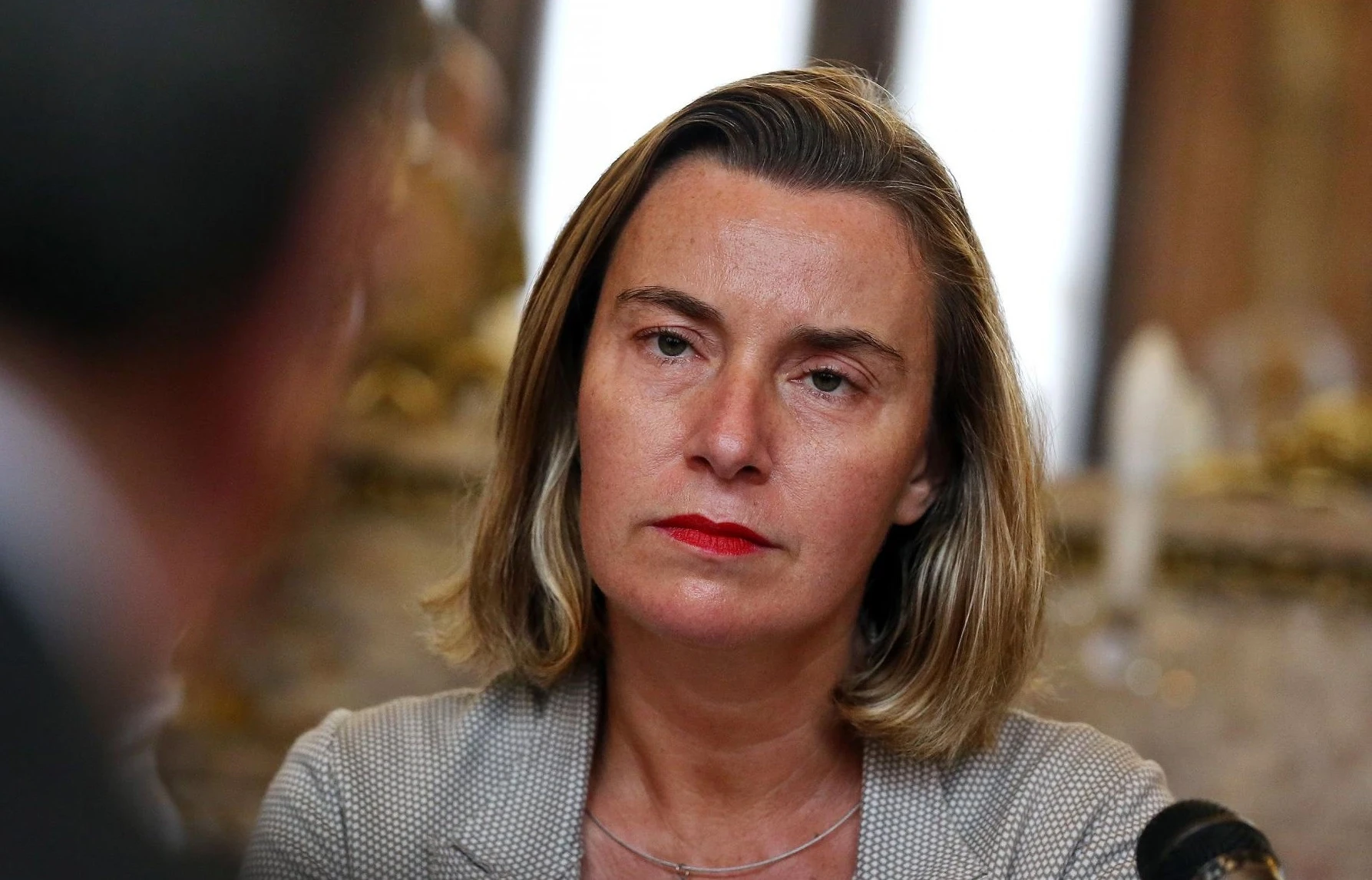 Federica Mogherini & Co, gaffe diplomatica con la Cina: l'Italia sputa su 13 miliardi di euro