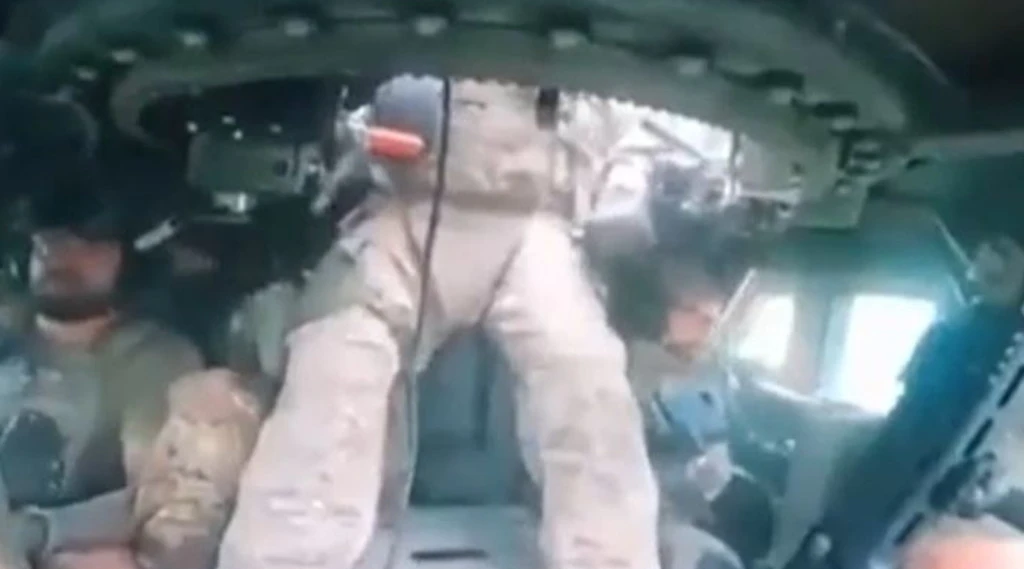 Russia-Ucraina, il video del blindato che salta in aria: cosa fanno i militari