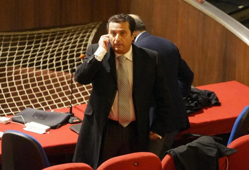Schettino, un testimone racconta: "ha rifiutato per ben due volte di tornare a bordo della Concordia"