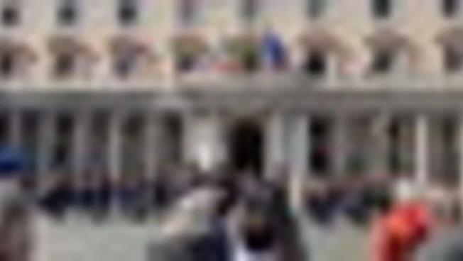 Giornata Unità: curiosi e turisti in piazza Colonna per bande musicali