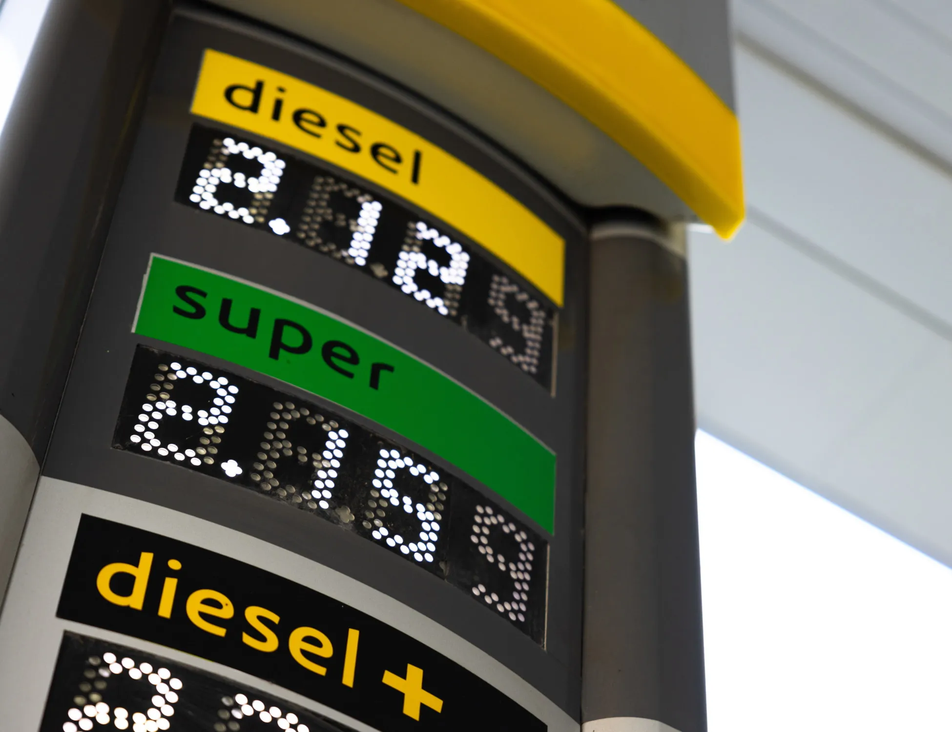 Ecco perché il prezzo del greggio prima sale e poi scende