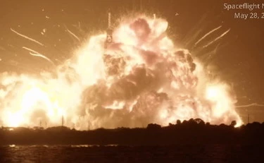 Blue Origin, disastro Bezos: il razzo esplode in rampa di lancio