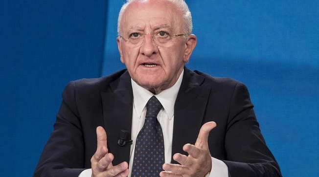 De Luca al veleno contro Meloni: "Visita a Caivano? Una comparsata"