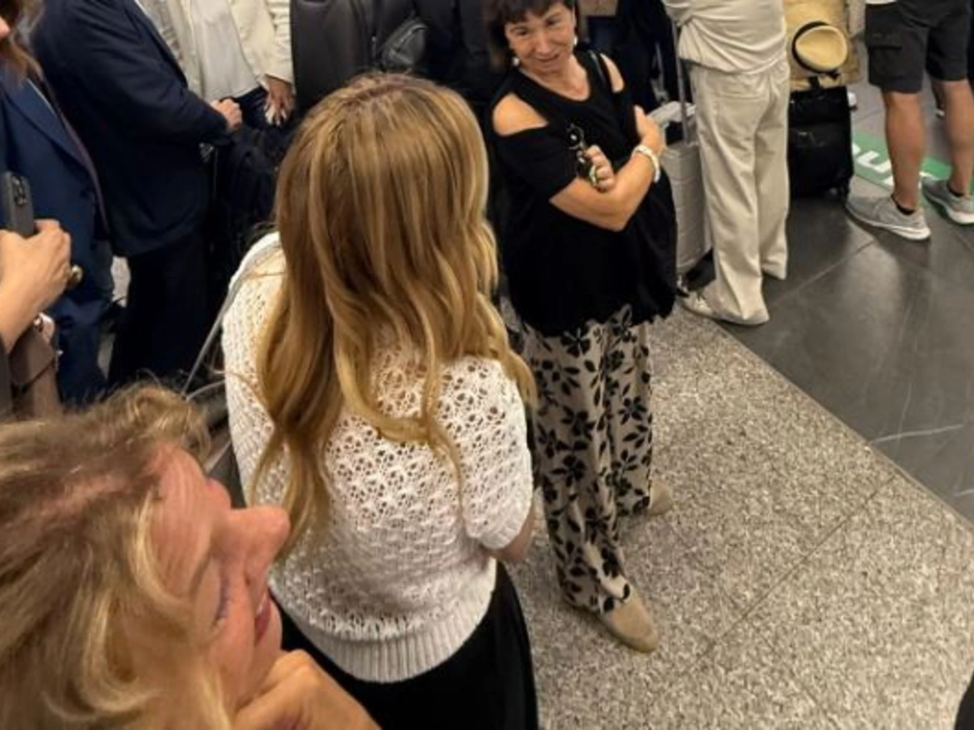 Meloni e la foto in aeroporto prima di volare verso Bari per la festa di Fdi