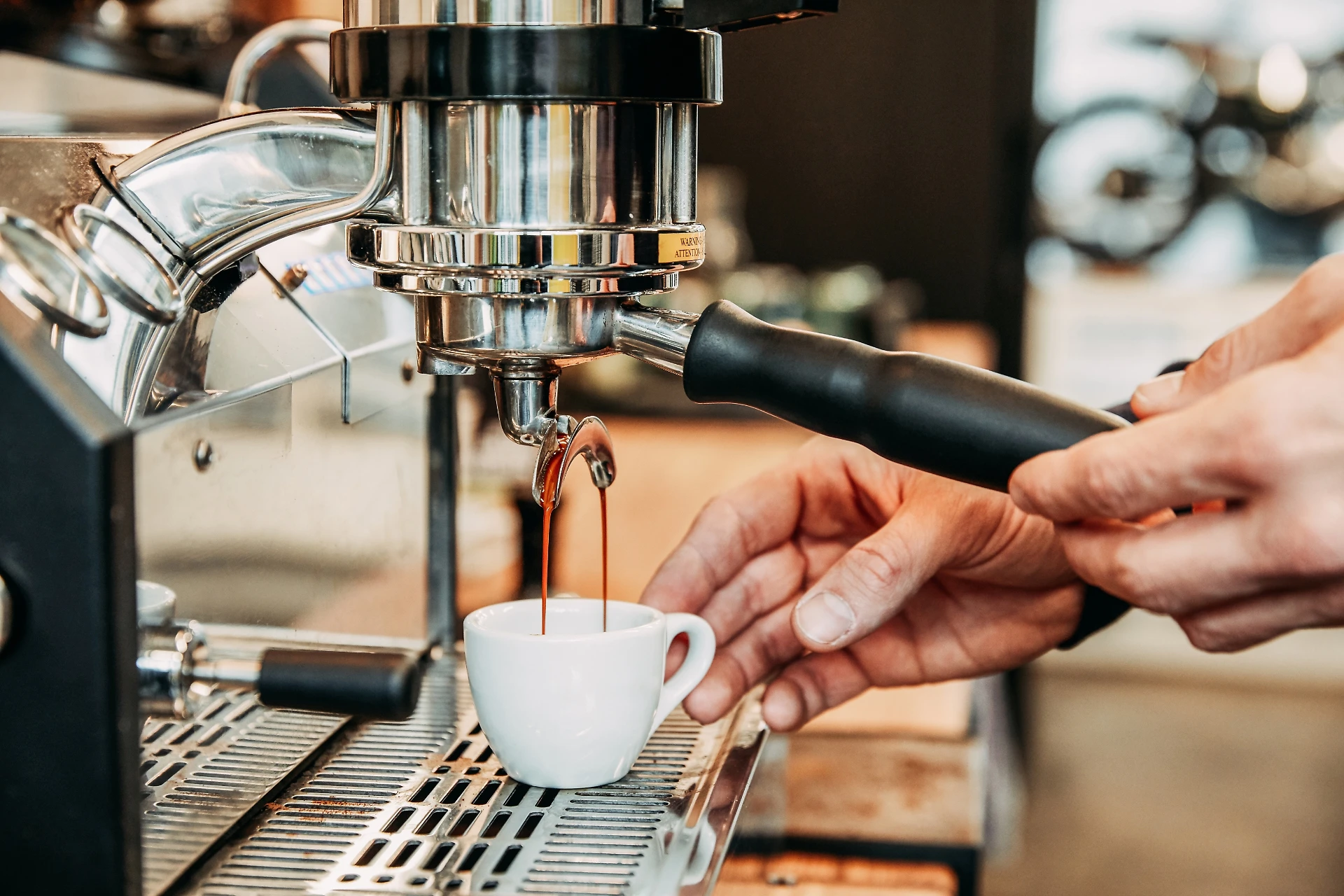 Caffè, la fregatura sul prezzo della tazzina al bar: perché adesso costa di più