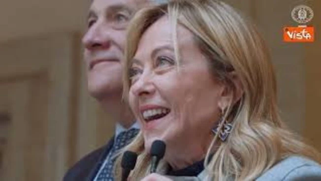 Meloni scherza coi dipendenti di Palazzo Chigi: Vi guardo negli occhi anche se altezza non mi aiuta