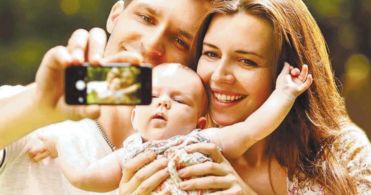 La mamma si fa lo stipendio col figlio piccolo sui social