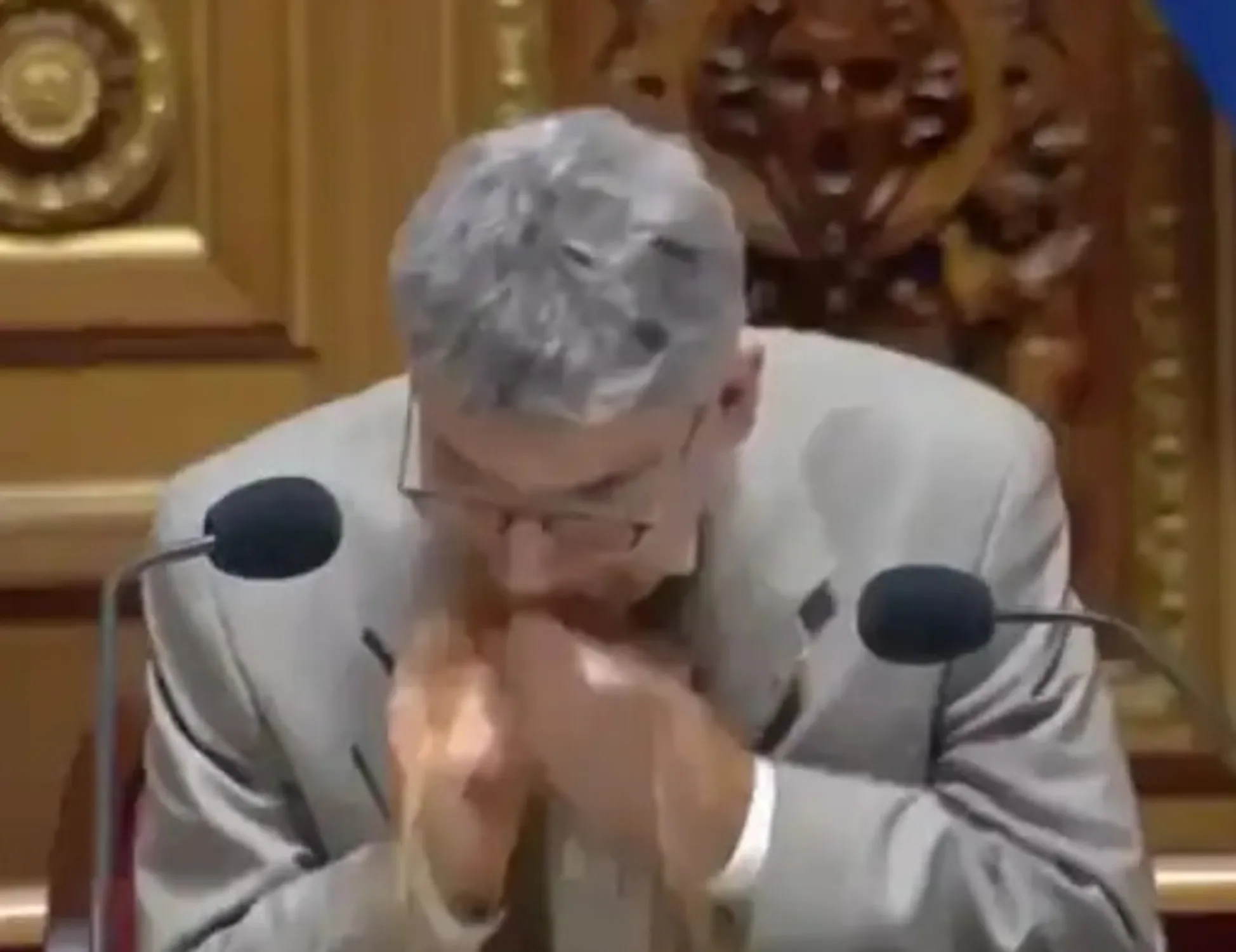 Francia, senatore comunista si vomita addosso in aula: immagini forti