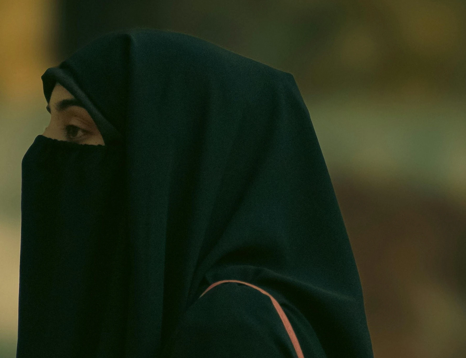 Trieste, non prega Allah? Donna italiana "punita" con uno stupro di gruppo