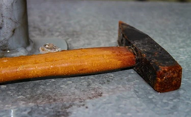 Roma, "non è il mio amante!". Ma lo prende a martellate: finisce in disgrazia