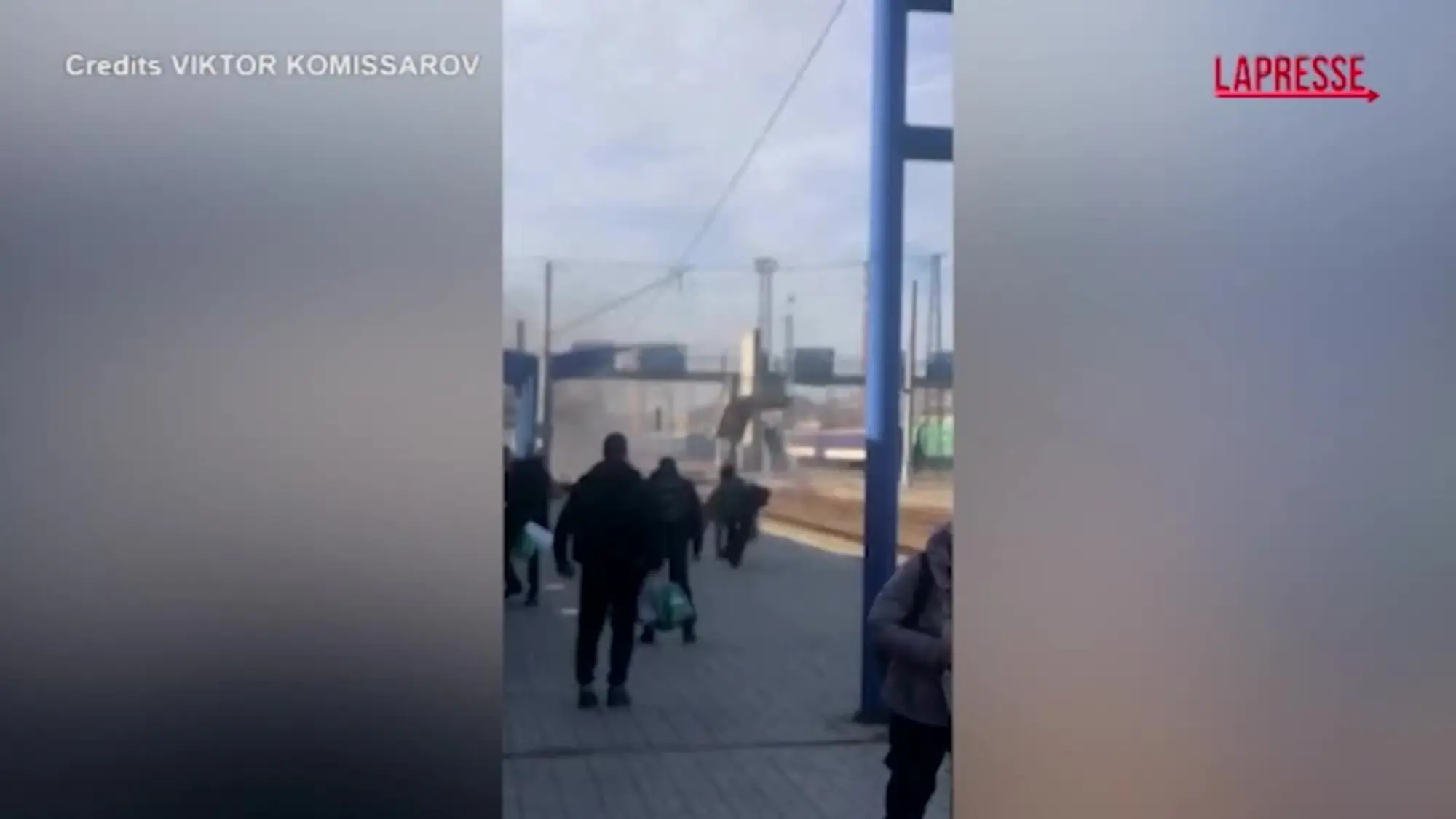 Drone russo colpisce due treni a Dnipro: il panico ripreso dalla banchina