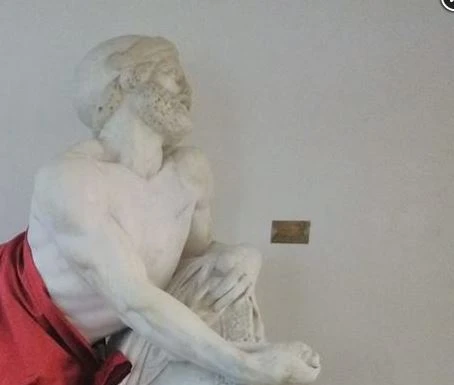 Islam, a Savona statua di Epaminonda censurata con un drappo rosso per rispettare i musulmani