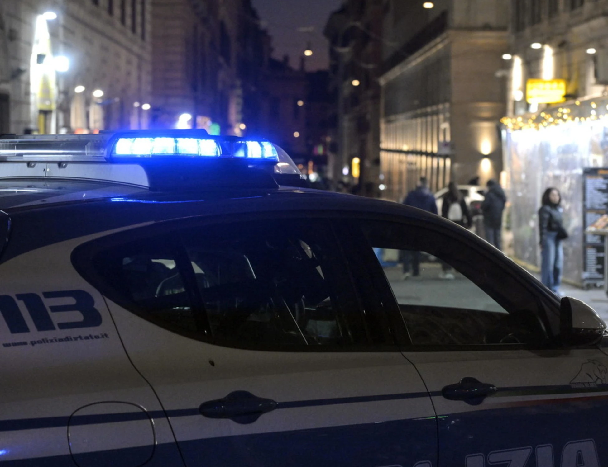 Roma, distrugge un auto e aggredisce i poliziotti: extracomunitario semina il panico
