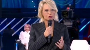 Amici Speciali, la proposta indecente di Sabrina Ferilli a Maria De Filippi: "Mettilo nelle mutande"