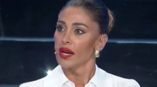 Belen Rodriguez fuori controllo: rissa coi paparazzi, interviene la polizia