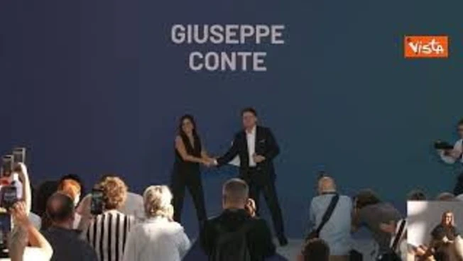Standing ovation per Conte sul palco dell’evento Nova del Movimento 5 Stelle