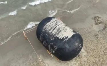 Alassio, enorme cilindro misterioso si arena sulla spiaggia: indagini in corso