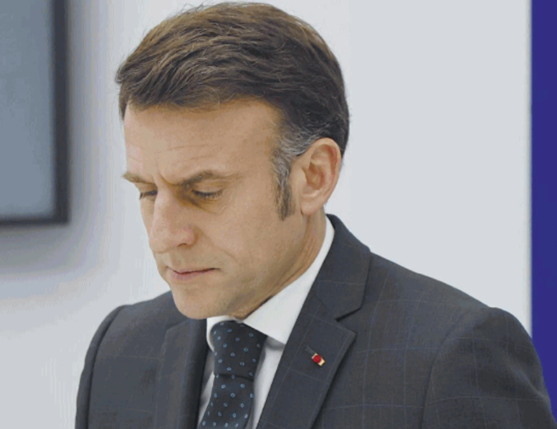 Macron, altro record: Francia mai così povera