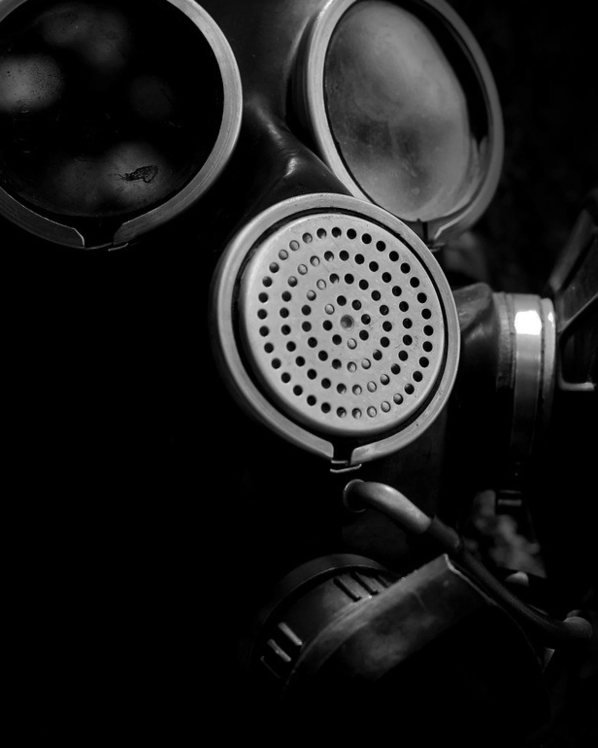 Teramo, morto con una maschera-antigas davanti al computer: scoperta-choc