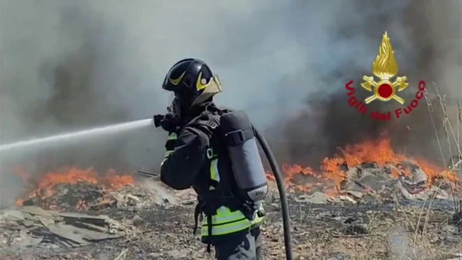 Incendio in un campo nomadi tra Settimo San Pietro e Selargius, le immagini