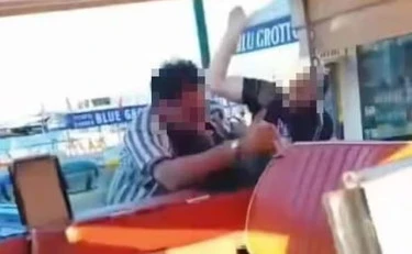 Capri, rissa al porto: sputi, calci, pugni e insulti. Il video fa il giro del mondo