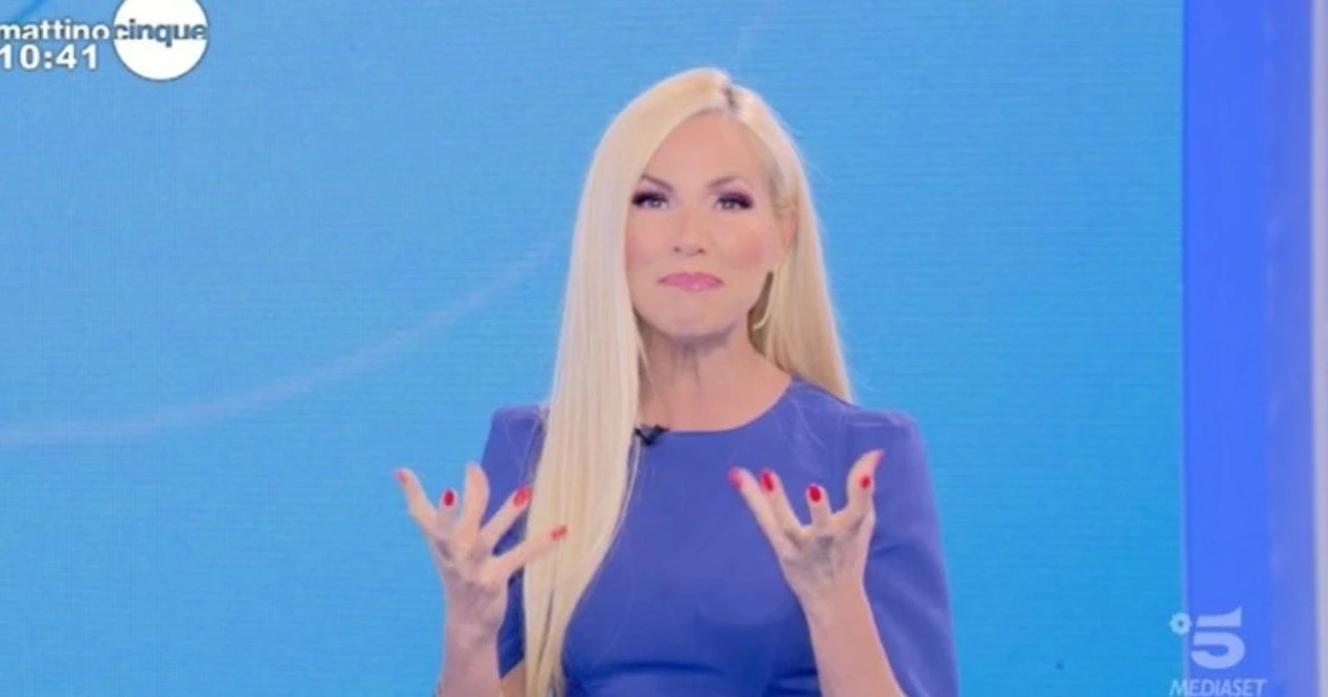 Mattino 5, "il famoso politico di sinistra che ci prova con l'autrice e chiede sue foto. E lei...": clamorosa bomba di gossip