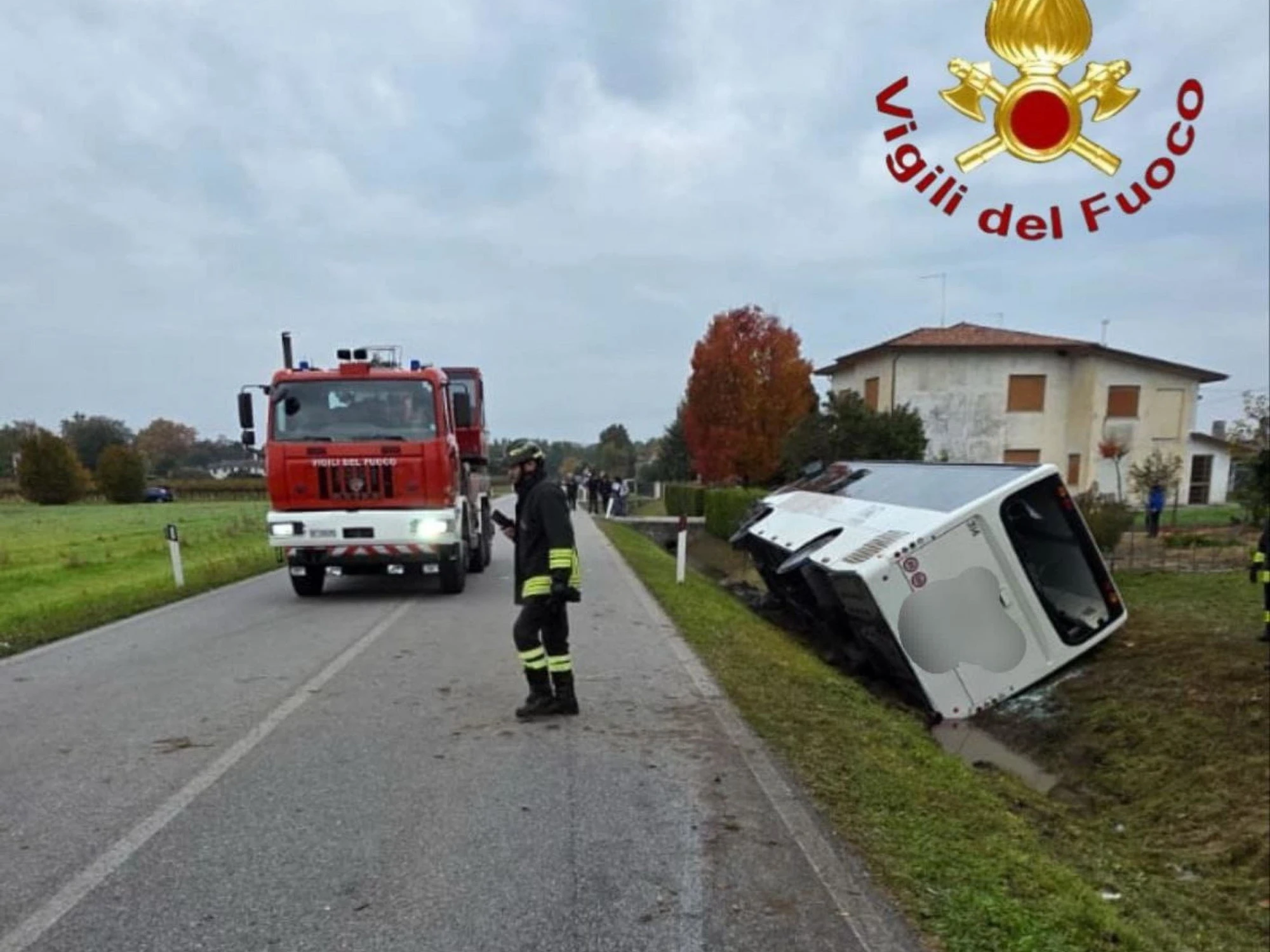Treviso, auto contro il bus degli studenti: un morto, diversi feriti
