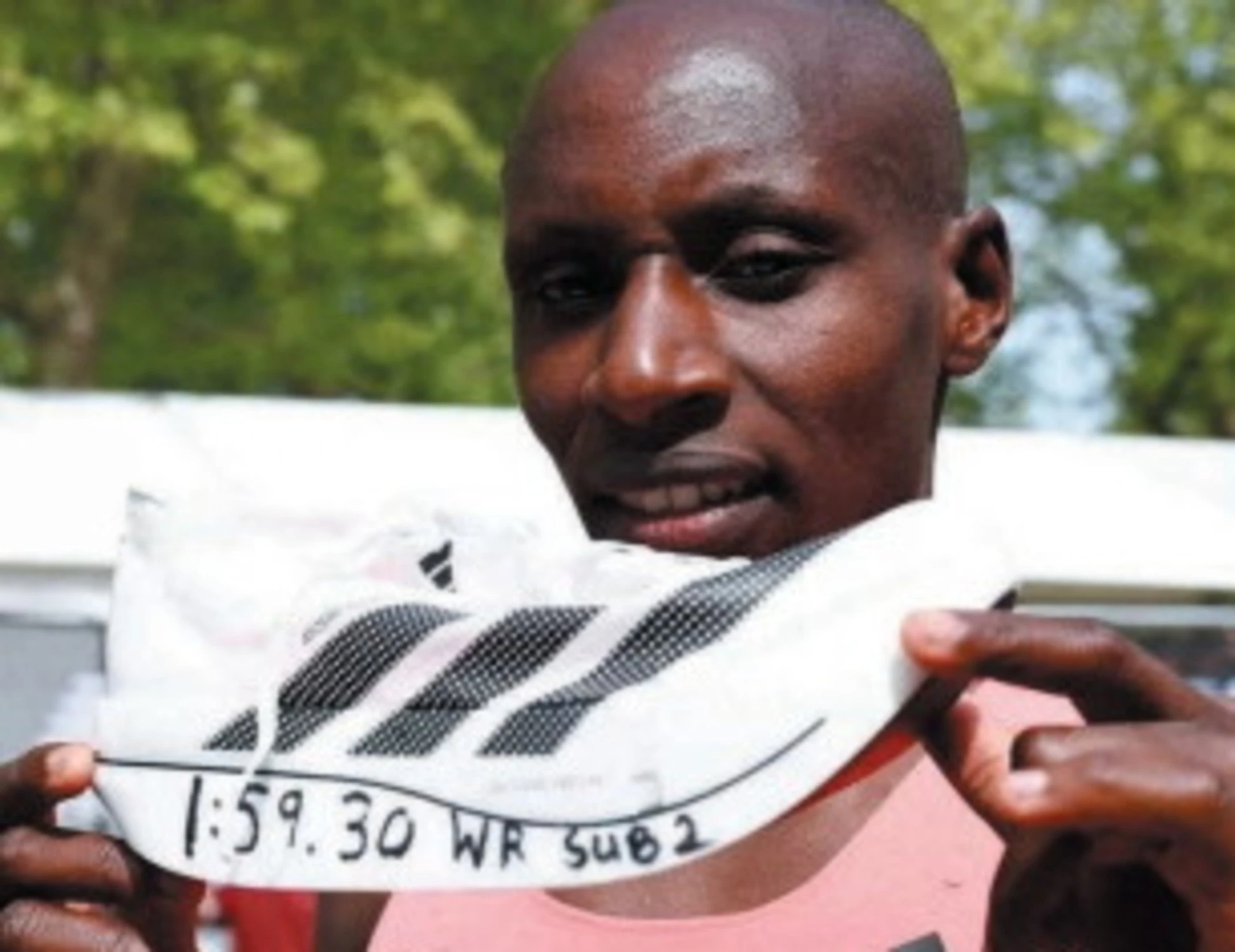 Sabastian Sawe, dai piedi nudi alle "piume": come è nata la scarpa record