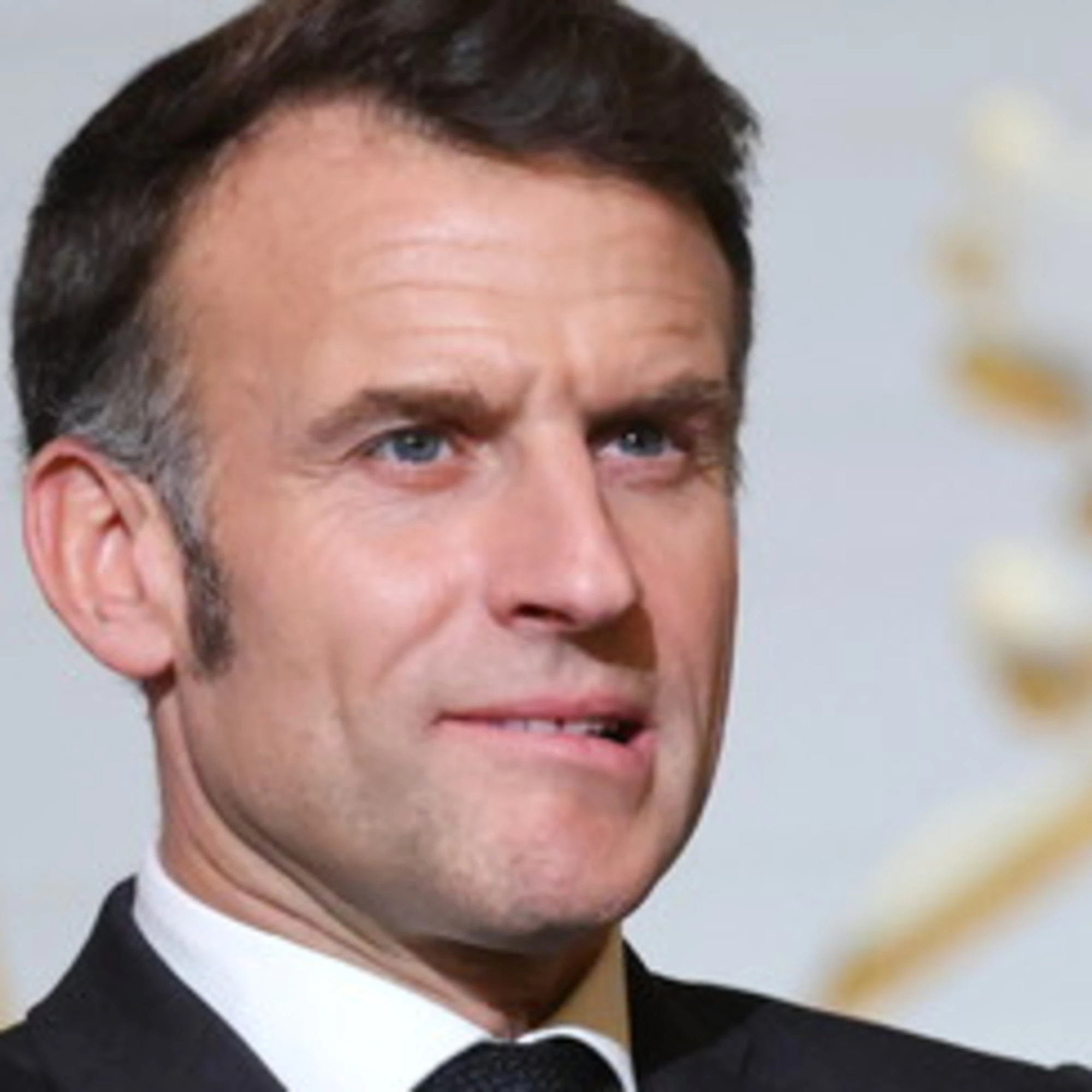 Macron in crisi provoca la deriva neonazionalista e militarista di Parigi