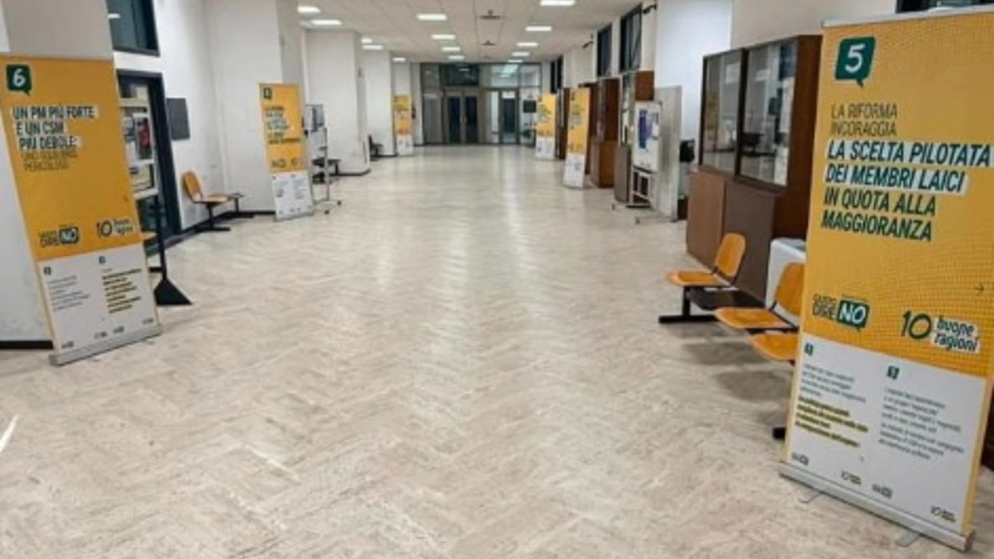 Reggio Calabria, toghe rosse e scandalose: in tribunale il cartellone per il "No"