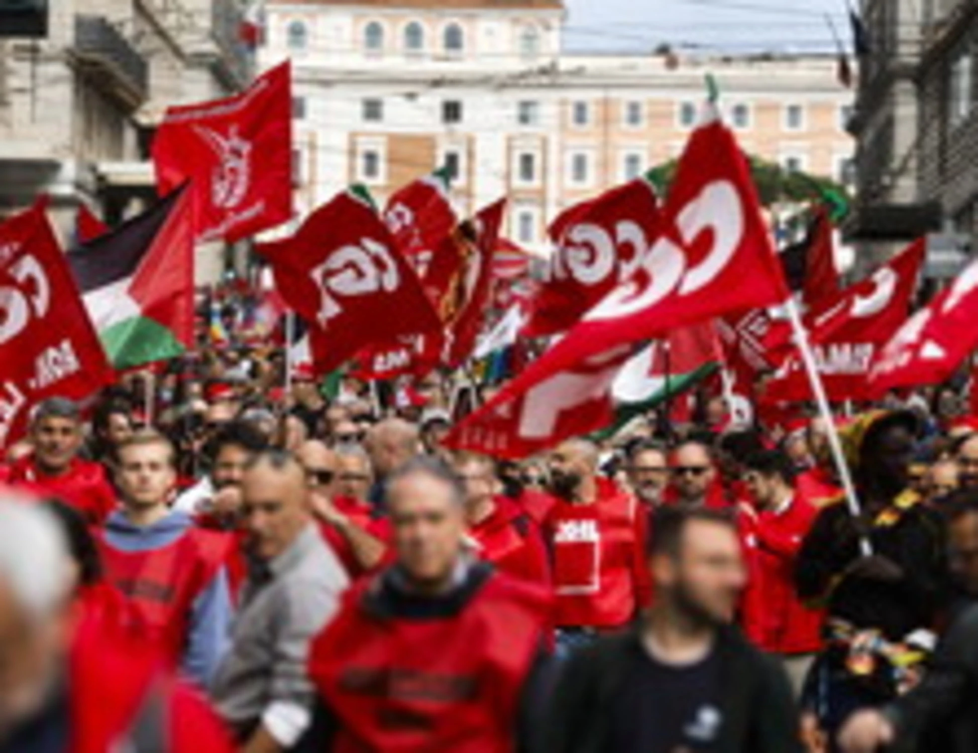 Diktat Cgil: vessilli pro migranti sui Municipi