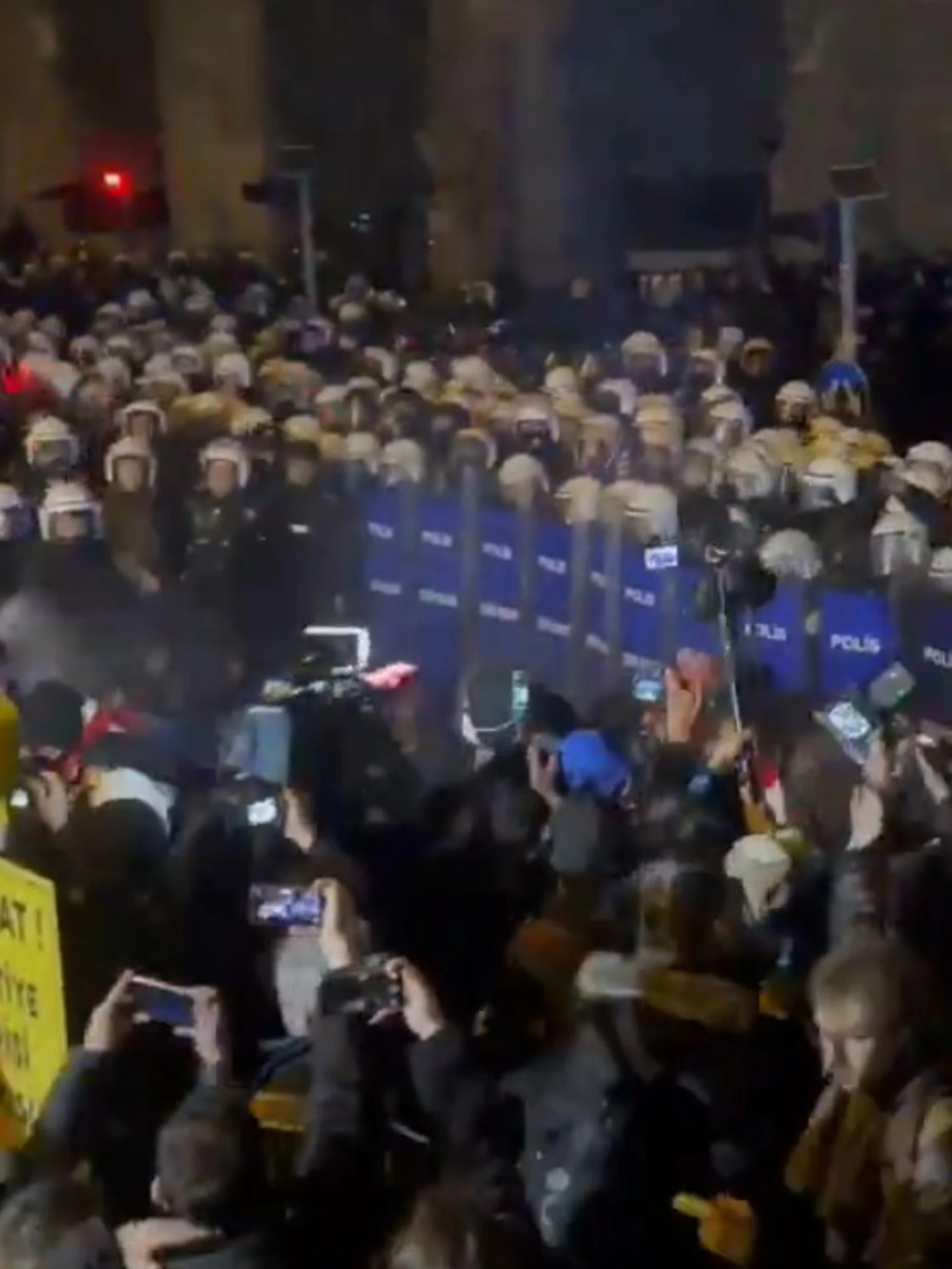 Istanbul fuori controllo, cosa spara la polizia addosso ai manifestanti anti Erdogan