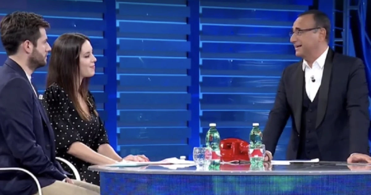 Affari Tuoi, “esiste ancora?”: Carlo Conti in imbarazzo con gli sposini, “mi hai guardato pensando proprio…”