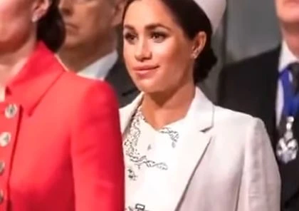 Meghan Markle in chiesa vestita così: "Ma si è vista? A cosa assomiglia...". Un tragica figura di palta