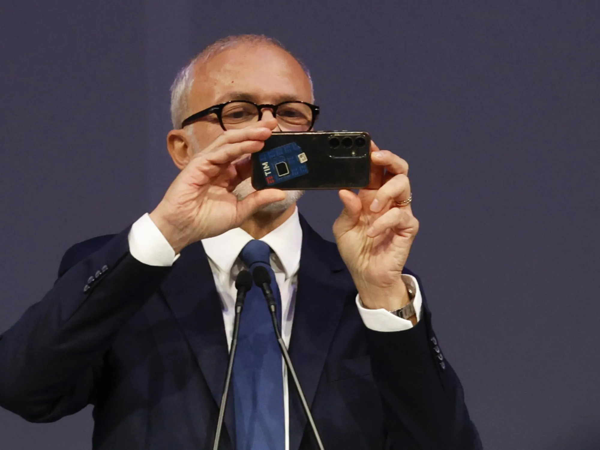 Leggi l'articolo: "I record sono due". Mr. Fisco si copre di ridicolo, mentre Meloni festeggia a Bari...