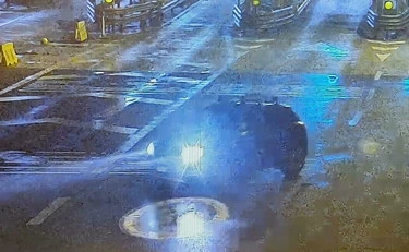 A28, contromano in autostrada: i poliziotti salgono sull'auto in corsa