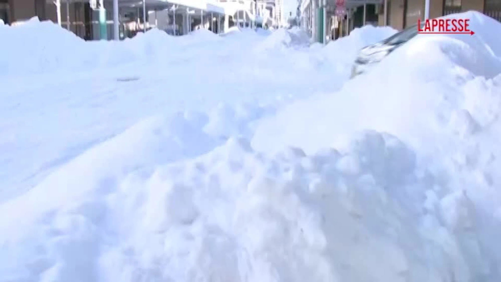 Giappone, forte nevicata su Hokkaido: strade ricoperte da una spessa coltre bianca