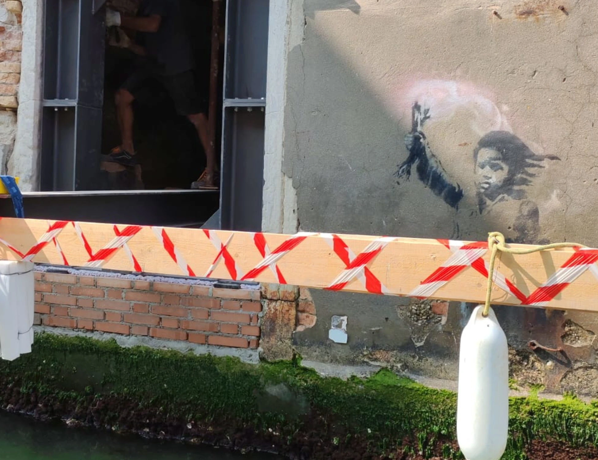 Banca Ifis, completata con successo la messa in sicurezza dell’opera The Migrant Child di Banksy