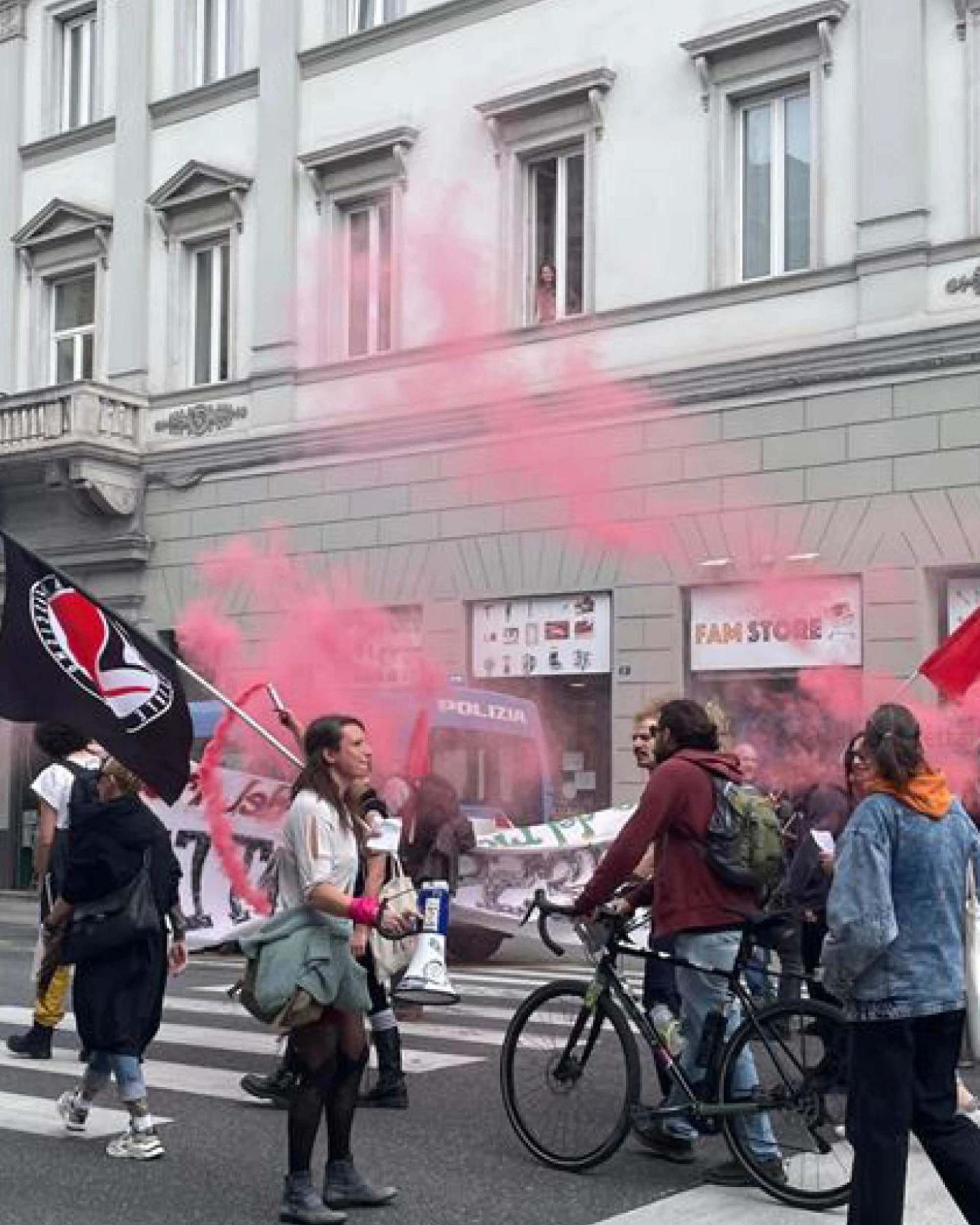 Trieste, bandiere titine al corteo del primo maggio